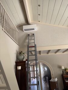 Daikin wandmodel airco professioneel gemonteerd in hoge ruimte van woning