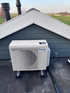 Daikin airco buitenunit geïnstalleerd op plat dak van woning