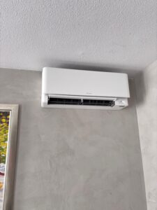 Daikin wand airco binnenunit professioneel geplaatst tegen plafond in woning