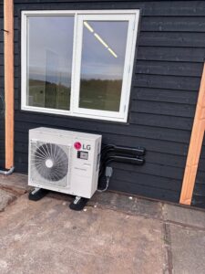 LG airco buitenunit gemonteerd tegen gevel van woning