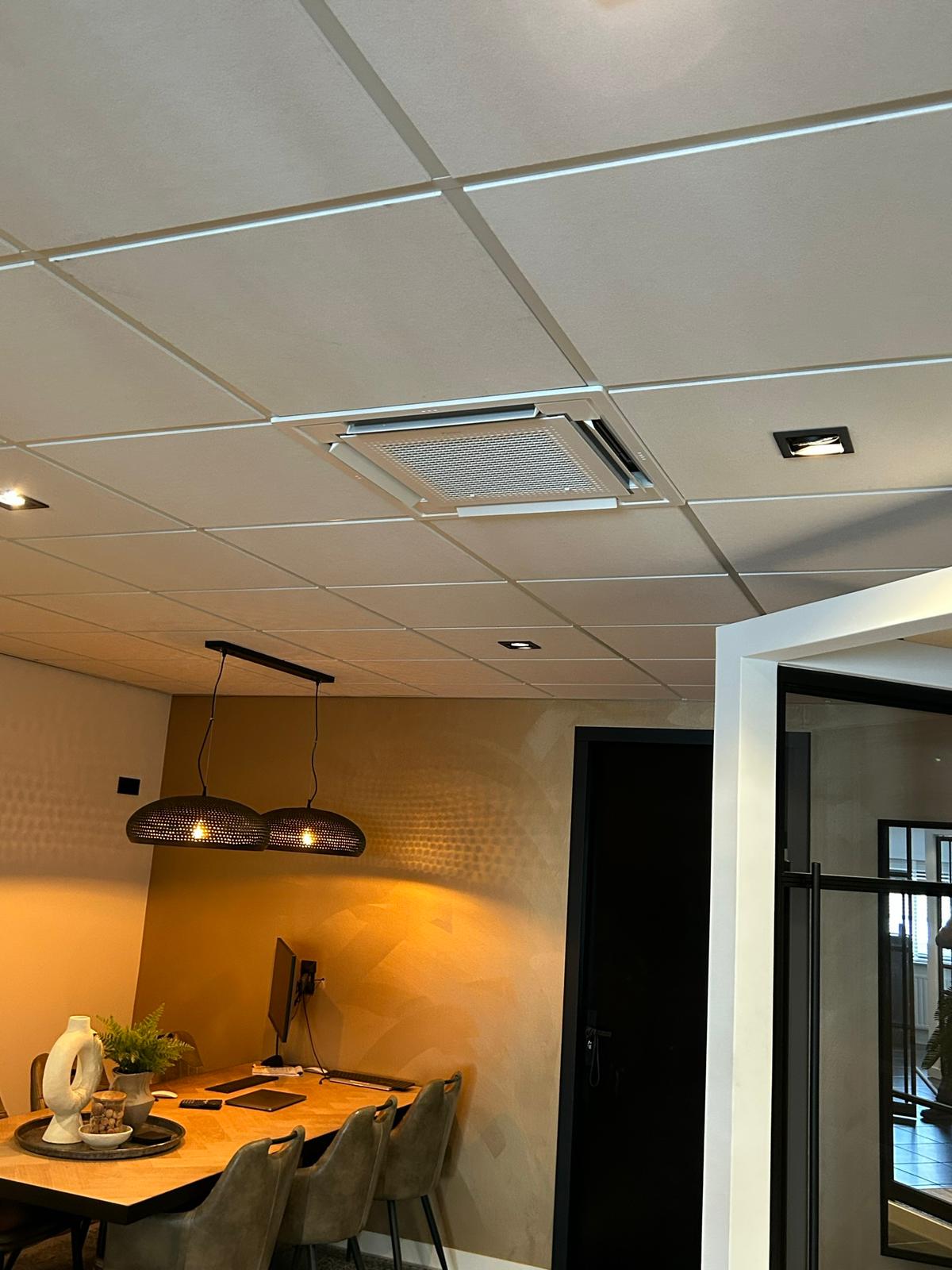 Daikin cassette airco installatie in kantoorruimte bij Sandoors in Berkel en Rodenrijs