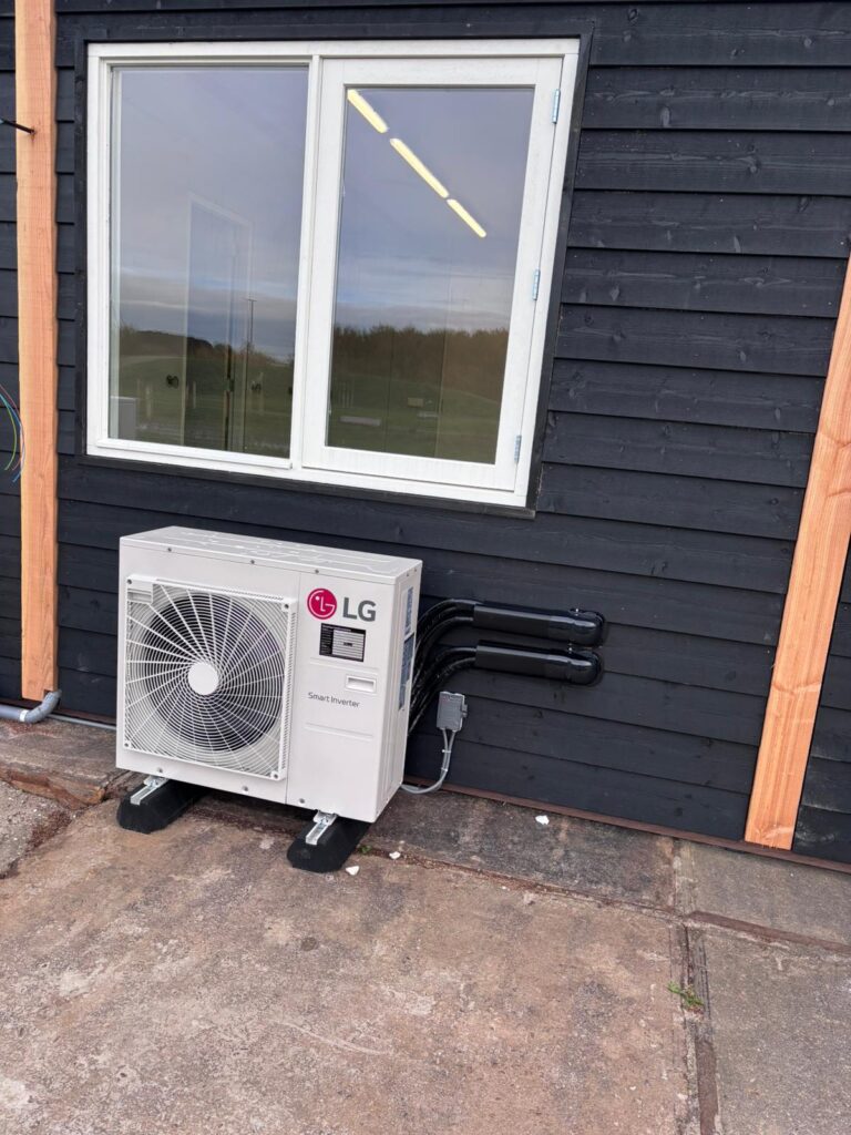LG airco buitenunit geplaatst bij restaurant BentGoud in Benthuizen